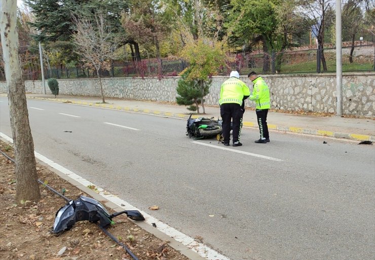 Konya'da refüjdeki ağaca çarpan yarış motosikletinin sürücüsü öldü