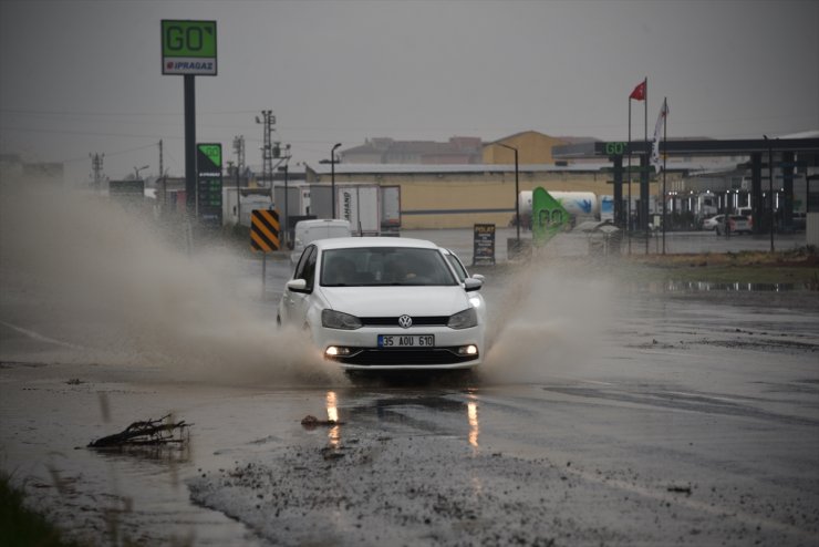 Şanlıurfa'da sağanak ve fırtına etkili oluyor