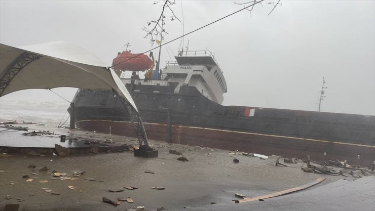 GÜNCELLEME - Zonguldak'ta fırtına nedeniyle ikiye bölünen geminin personeli tahliye edildi