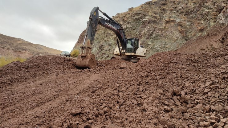 Adıyaman'da heyelan nedeniyle ulaşıma kapanan köy yolu açıldı