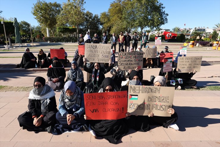 Antalya'da Filistin'e destek için oturma eylemi yapıldı