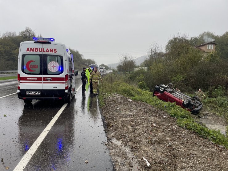 Bartın'da devrilen hafif ticari araçtaki 2 kişi yaralandı