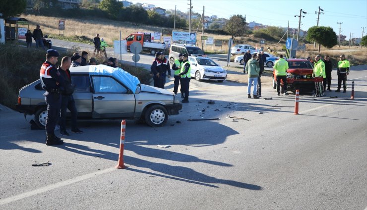 Çanakkale'de iki otomobilin çarpışması sonucu 1 kişi hayatını kaybetti