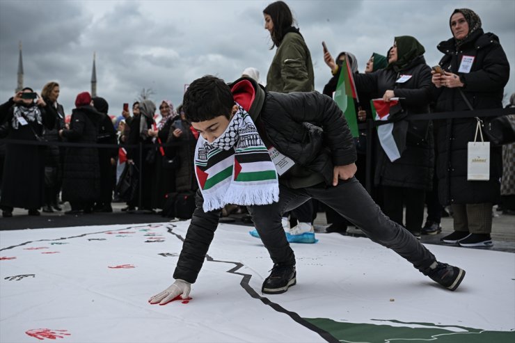 Çocuklar Dünya Çocuk Hakları Günü'nde Filistin haritasına el izlerini bıraktı