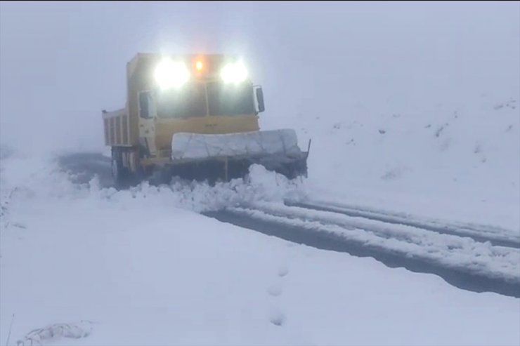 Elazığ'da kar ve tipi nedeniyle yolda kalan araçlar kurtarıldı