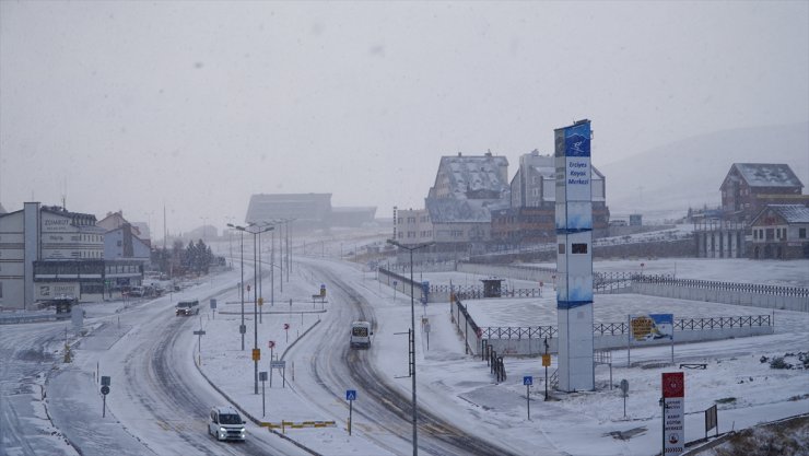 Erciyes ve Yozgat'ta kar yağışı etkili oluyor