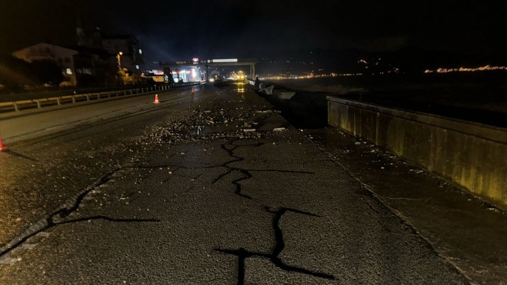 Giresun'da, dalgalar nedeniyle kara yolunda çökme meydana geldi