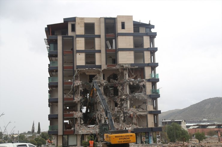 Hatay'da depremlerde ağır hasar alan 4 bina kontrollü yıkıldı