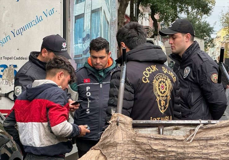 İstanbul'da polis ekipleri okul çevrelerinde denetim gerçekleştirdi