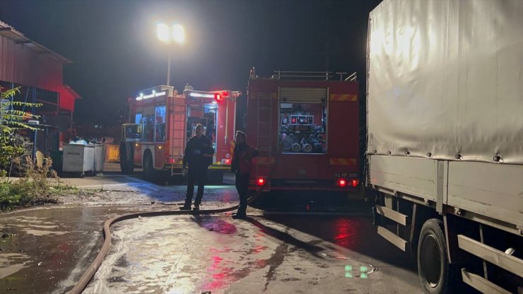 Kocaeli'de galvaniz fabrikasında çıkan yangın söndürüldü