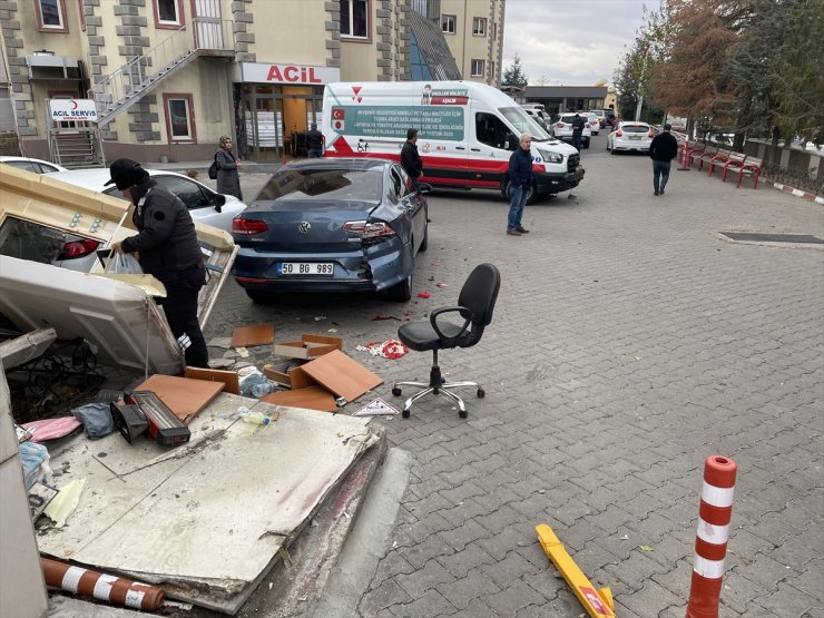 Nevşehir'de hastanenin bahçesine giren otomobil, güvenlik kulübesi ve 3 araca çarptı