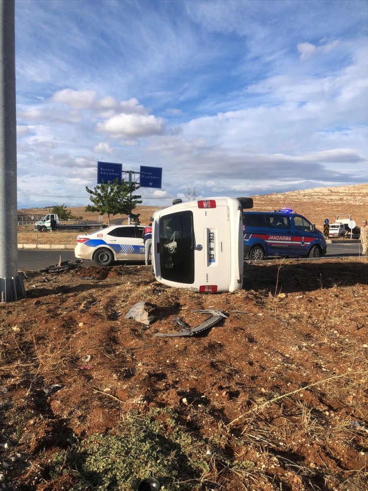 Şanlıurfa'da otomobil ile hafif ticari aracın çarpıştığı kazada 1 kişi öldü, 3 kişi yaralandı