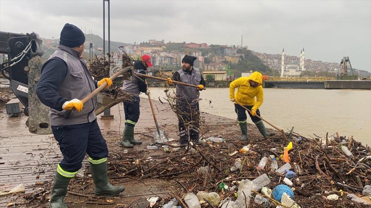 Zonguldak'ta sağanak ve fırtınayla sürüklenen atıklar limanda kirlilik oluşturdu