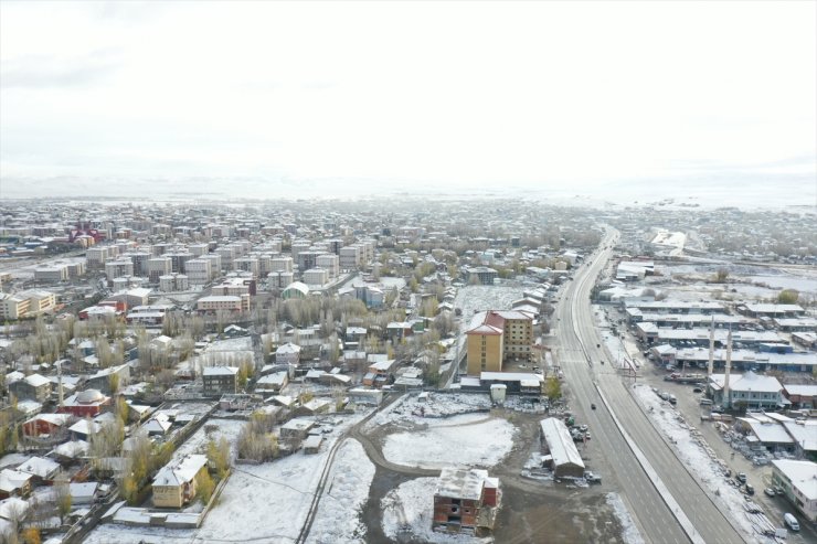 Ağrı'da karla kaplanan şehir merkezi ile diğer yerleşim yerleri dronla görüntülendi