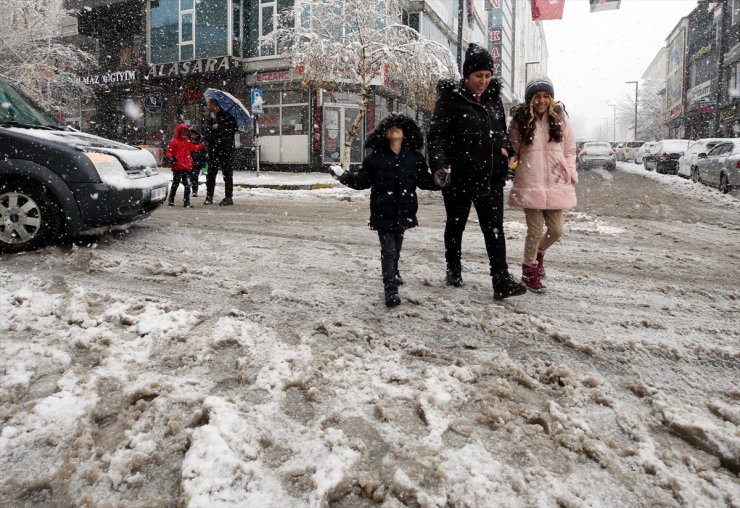 Erzurum, Kars ve Ardahan'da etkili olan kar ve soğuk hava "kara kış"ı aratmıyor