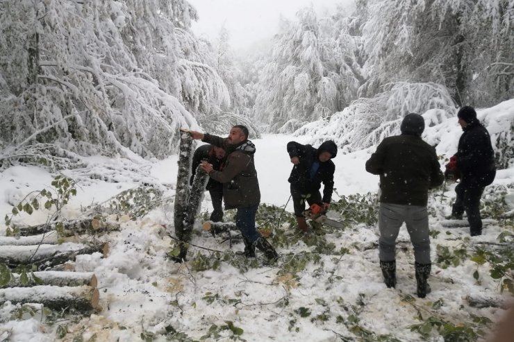 Bolu'da yayla yolunda mahsur kalan 4 kişinin yardımına ormancılar yetişti