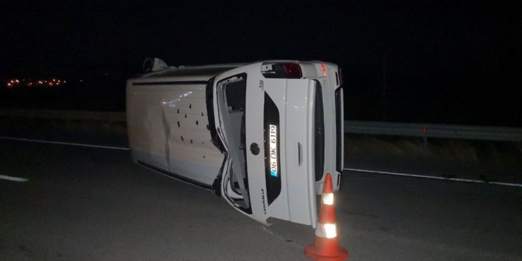 Çorum'da minibüsle otomobilin çarpışması sonucu 3 kişi yaralandı