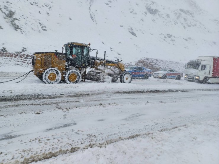 Erzurum'da jandarma ekipleri, karda mahsur kalan hastaları kurtardı