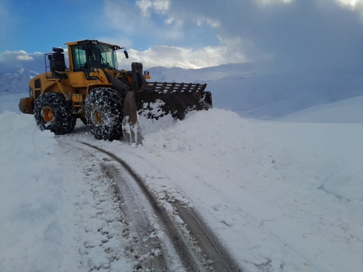 Hakkari'de kardan kapanan mezra yolu ulaşıma açıldı