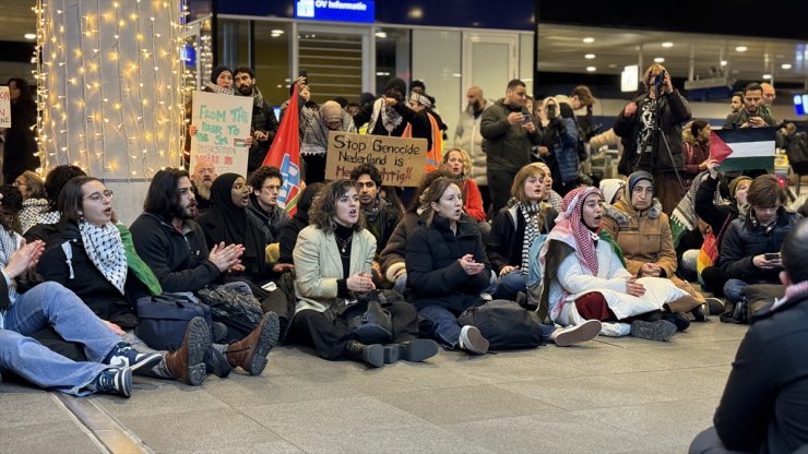 Hollanda'da seçim arifesinde yapılan oturma eyleminde "Gazze'de ateşkes" çağrısı yapıldı