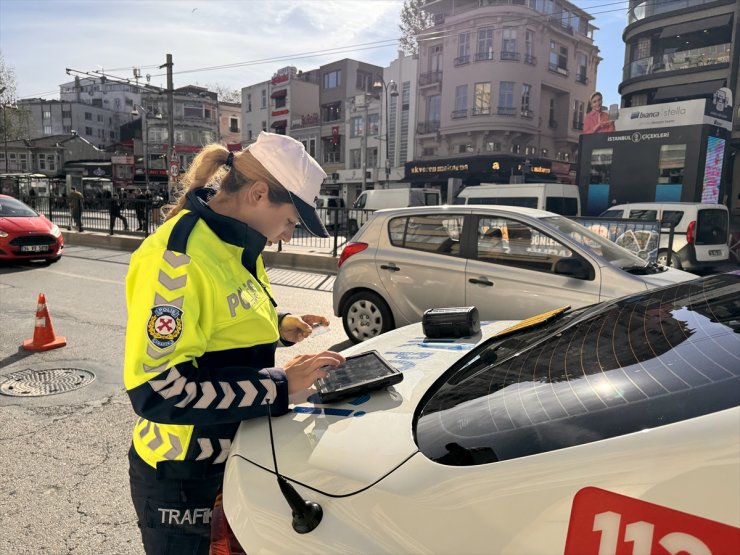 Kadıköy'de dron destekli yaya geçidi denetiminde 8 sürücüye para cezası verildi