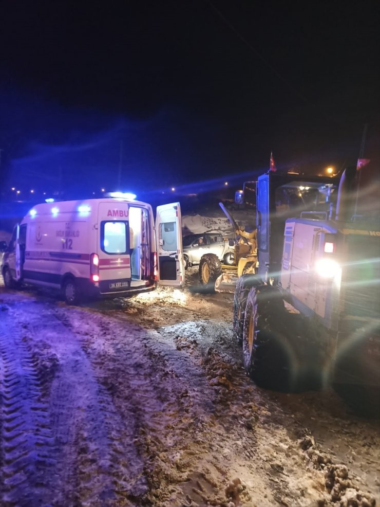 Kars'ta yolu kardan kapanan köydeki hasta ekiplerin çalışmasıyla hastaneye ulaştırıldı