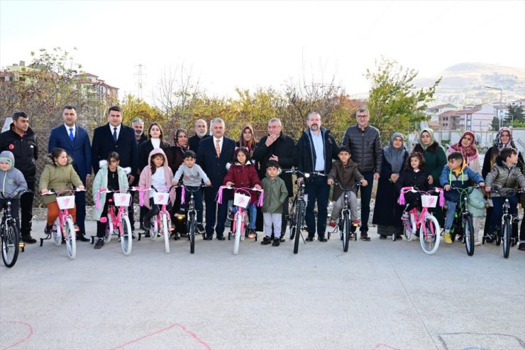 Malatya'da depremzede çocuklara bisiklet dağıtıldı