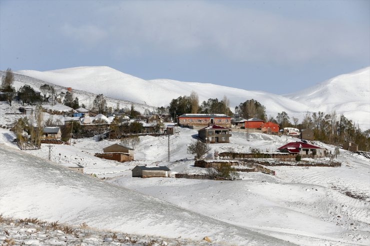 Muş'ta yüksek kesimdeki köyler beyaza büründü