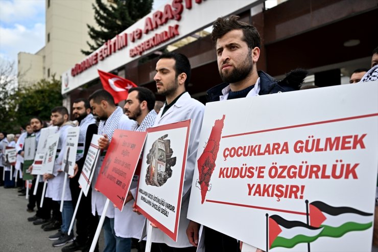 Sağlık çalışanları, "Çocuk Hakları Günü" dolayısıyla Gazze'de hayatını kaybeden çocuklara dikkati çekti