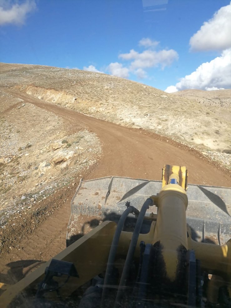 Siirt'te heyelan nedeniyle kapanan köy yolları ulaşıma açıldı