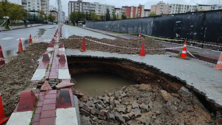 Siirt'te sağanak nedeniyle yol çöktü