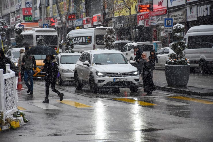 Van'da 142 yerleşim biriminin yolu kardan kapandı