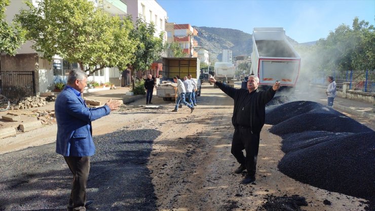 Adana'da mahallesinin yoluna asfalt dökülen muhtar davul zurna eşliğinde oynadı