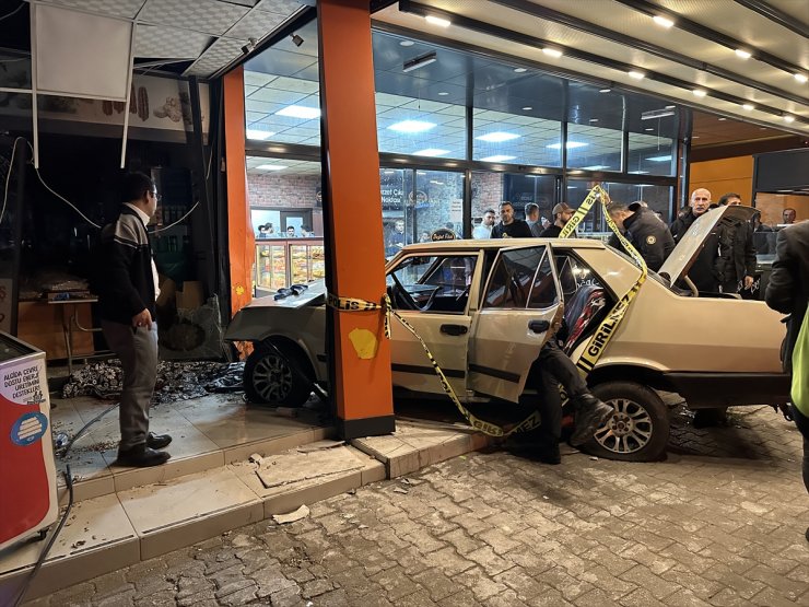 Adana'da otomobilin iş yerine girmesi sonucu 1 kişi öldü, 1 kişi yaralandı