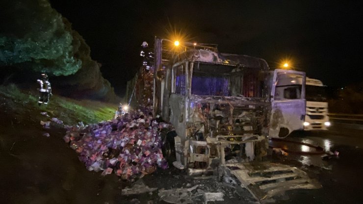 Anadolu Otoyolu'nda yanan tır ulaşımı aksattı