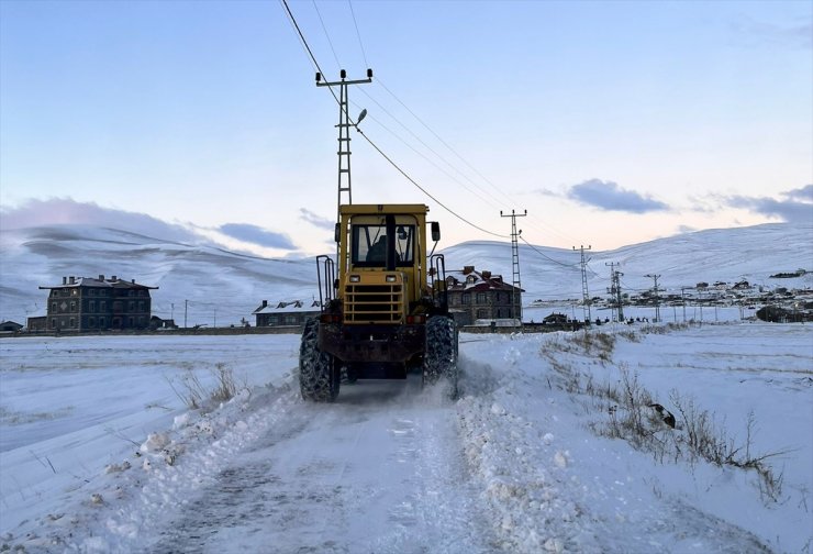 Ardahan'da yolu kardan kapanan köydeki hastalar ekiplerin çalışmasıyla hastaneye ulaştırıldı