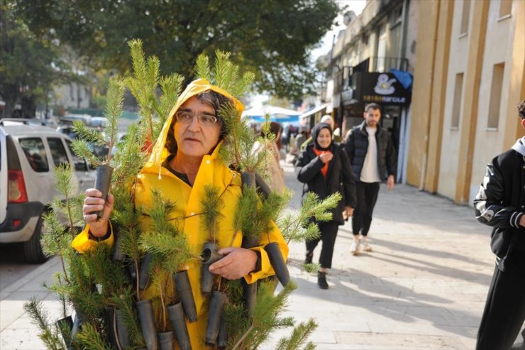 Erzincan'da akademisyen 3 yıldır diktiği fidanların doğum gününü kutluyor