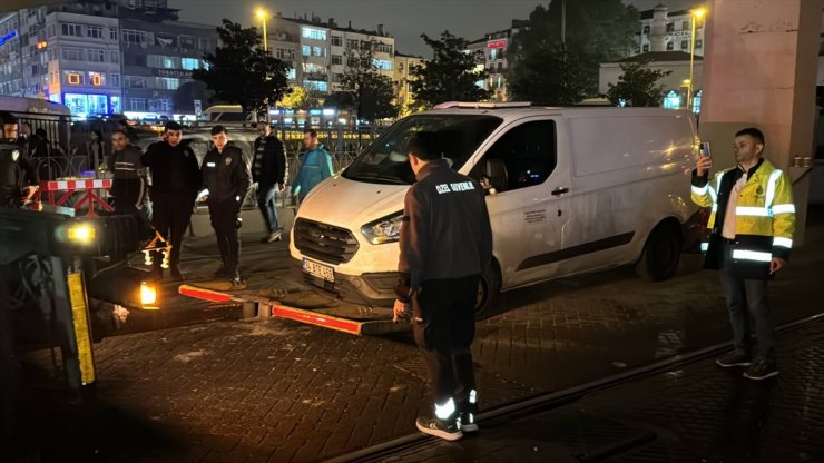 GÜNCELLEME- İstanbul'da tramvay yoluna giren araç nedeniyle aksayan seferler normale döndü