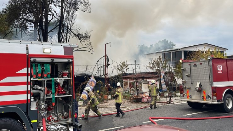 İzmir'de çıkan yangında bir restoran kullanılmaz hale geldi