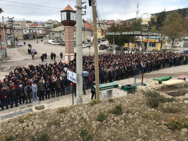 GÜNCELLEME - Konya'da otomobille kamyonun çarpıştığı kazada 4 kişi öldü, 1 kişi yaralandı