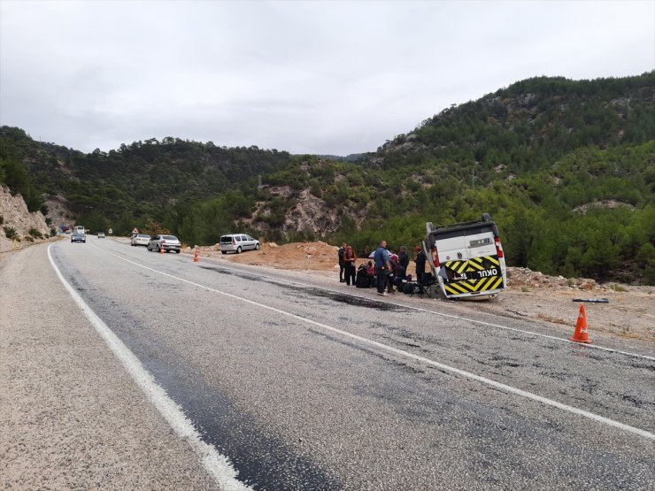 Muğla'da servis minibüsü devrildi, 9 öğrenci yaralandı