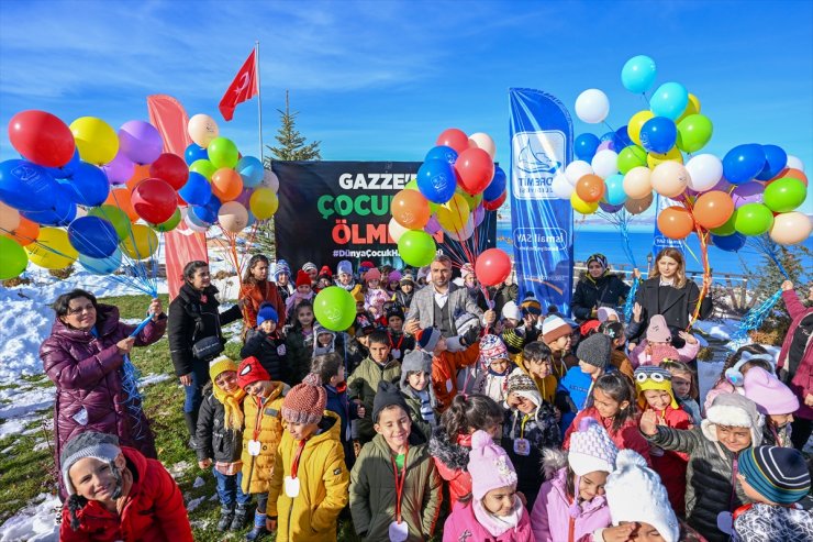 Vanlı çocuklar, hayatını kaybeden Filistinli akranları için gökyüzüne balon bıraktı