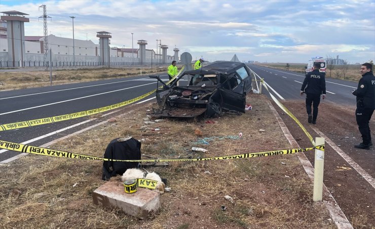 Aksaray'da refüje çarpan otomobildeki kadın öldü