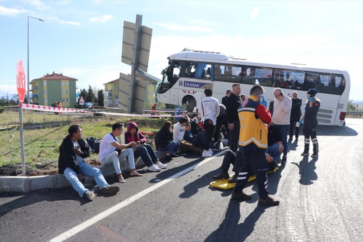 GÜNCELLEME - Denizli'de turistleri taşıyan otobüsle otomobilin çarpışması sonucu 30 kişi yaralandı