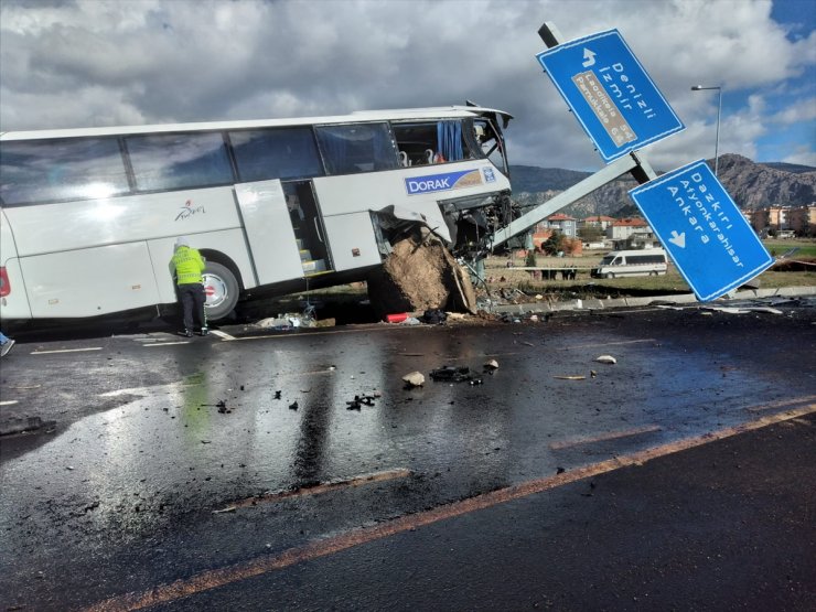 Denizli'de turistleri taşıyan otobüsle otomobilin çarpışması sonucu 20 kişi yaralandı