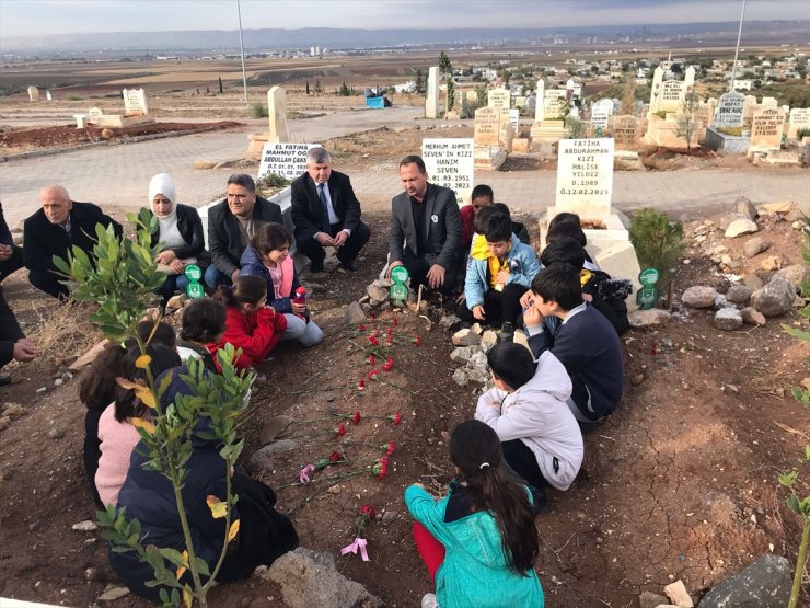 Depremde ölen öğretmen çift, Şanlıurfa'da mezarları başında anıldı