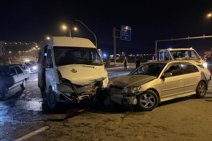 Elazığ'da minibüs ile otomobilin çarpıştığı kazada 5 kişi yaralandı