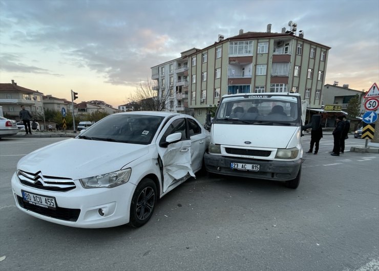 Elazığ'da otomobille kamyonetin çarpışması sonucu 4 kişi yaralandı