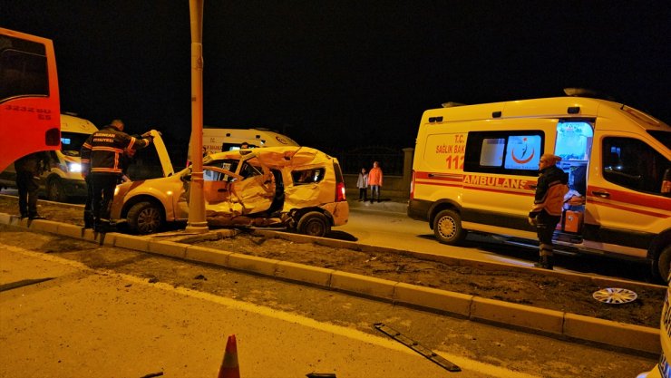 Erzincan'da kamyon ve otomobilin çarpıştığı kazada 2 kişi öldü, 4 kişi yaralandı