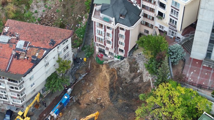 Eyüpsultan'da toprak kayması nedeniyle 2 bina boşaltıldı